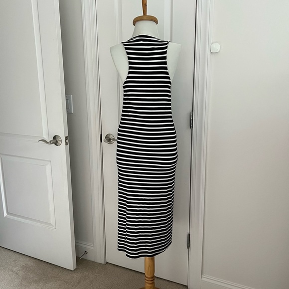 Black and white striped, bodycon sleeveless midi dress - Picture 2 of 8